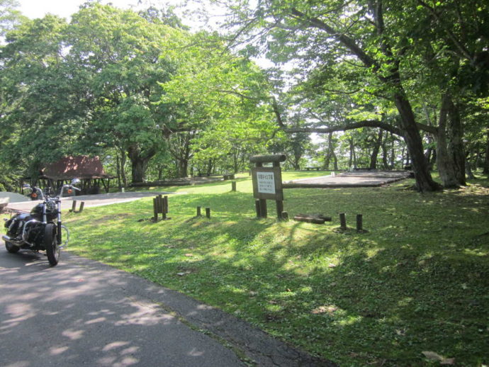 判官館森林公園キャンプ場のテントサイト周辺の様子