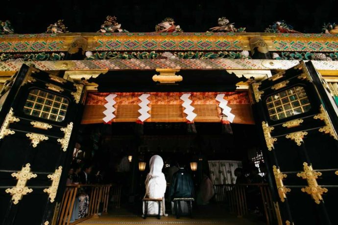 日光東照宮挙式場「祈祷殿」で結婚式をする新郎新婦