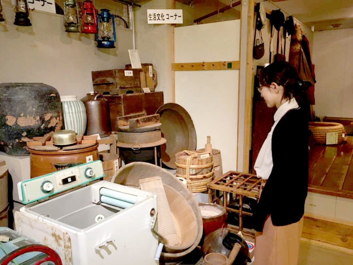 登別市郷土資料館に展示してある、昔の洗濯機や洗濯板などの民具の写真