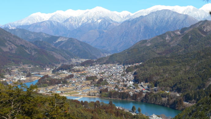 中央アルプスをのぞむ村の風景