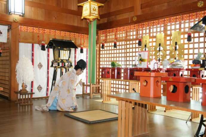 大野湊神社の本殿内で挙式を奉仕する神職の様子