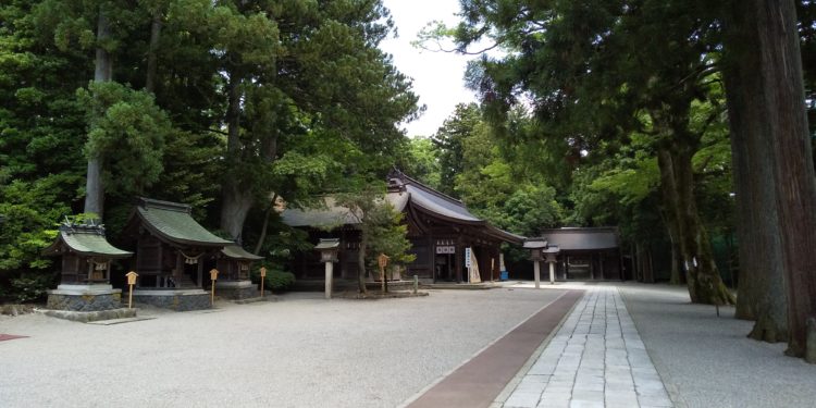 雄山神社前立社壇を訪れた際の見どころはどこですか