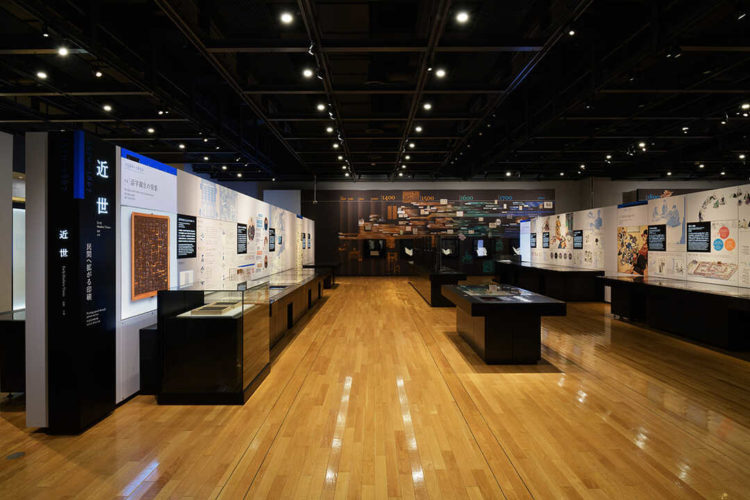 東京都文京区にある印刷博物館の展示室風景