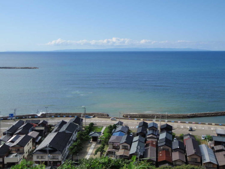 新潟県三島郡にある良寛記念館周辺の夕日の丘公園から見える風景