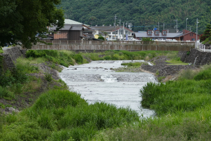 鹿島市を流れる川と街並み