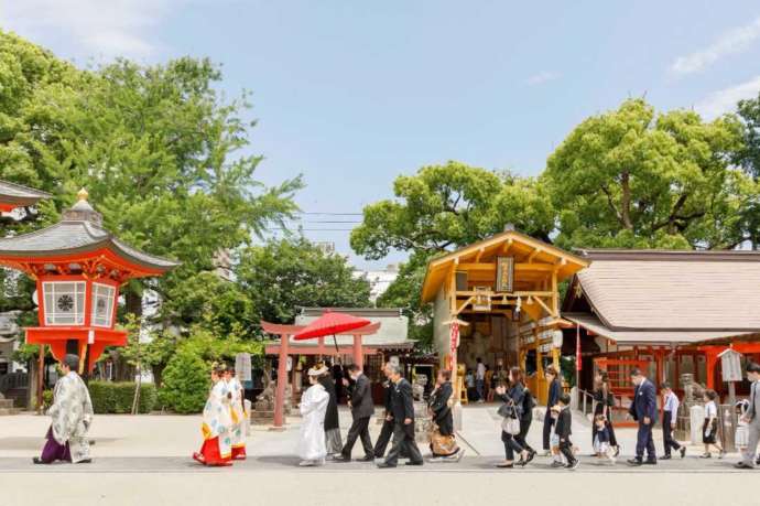 佐嘉神社の境内で参進の儀を行っている様子