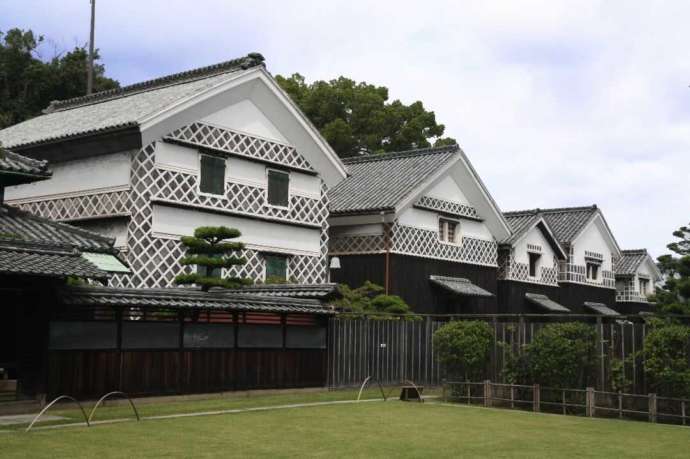 「野﨑家塩業歴史館（旧野﨑家住宅）」の敷地内に並ぶ土蔵群