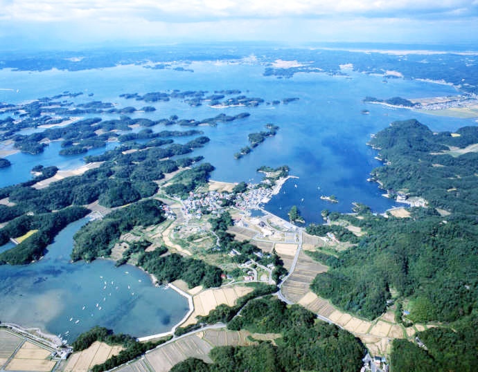 史跡里浜貝塚と特別名勝松島を上空から眺めた様子