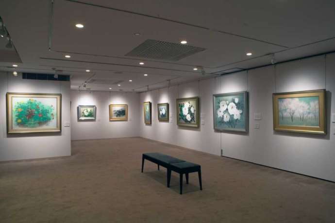 郷さくら美術館の展示室の様子