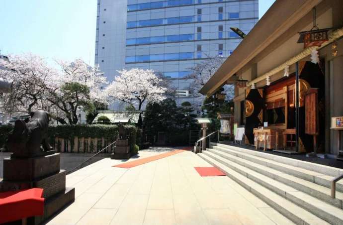 東京都港区にある芝大神宮の社殿前