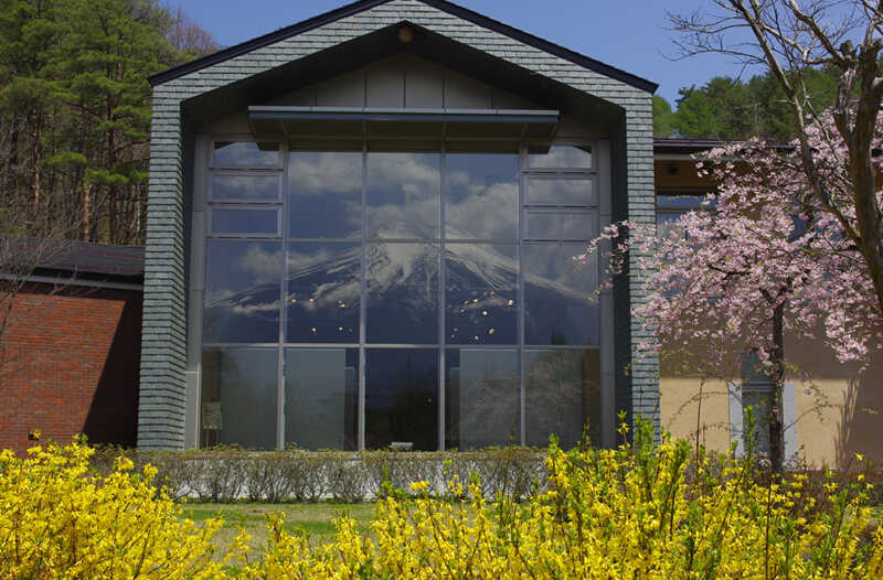 四季の杜おしの公園 岡田紅陽写真美術館・小池邦夫絵手紙美術館の春の大窓