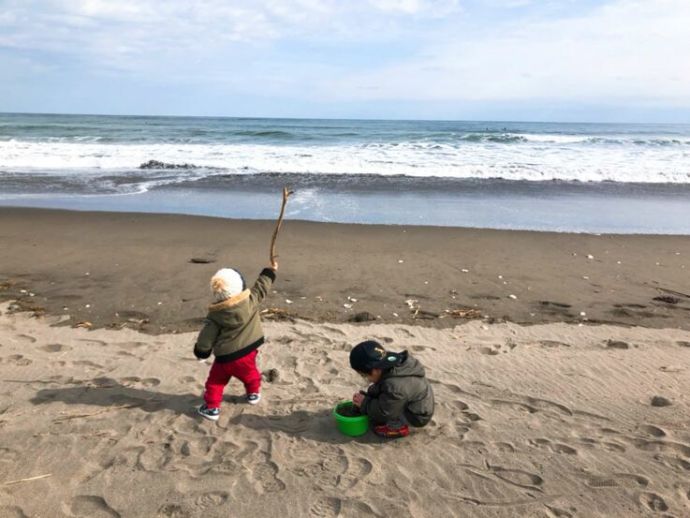 九十九里浜で遊ぶ子どもたち