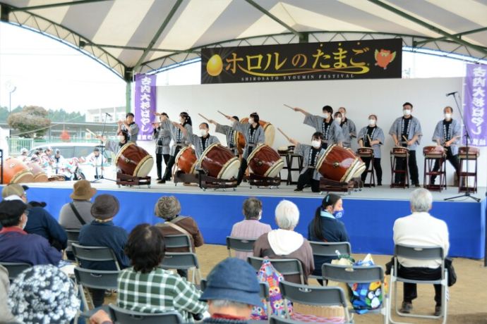 城里町のお祭り「ホロルのたまご」での演奏の様子