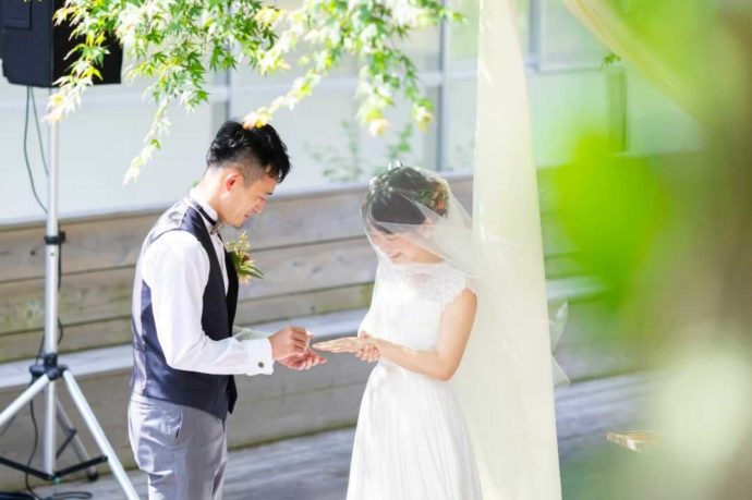 湘南プレミアムWeddingの結婚式で指輪交換をする新郎新婦