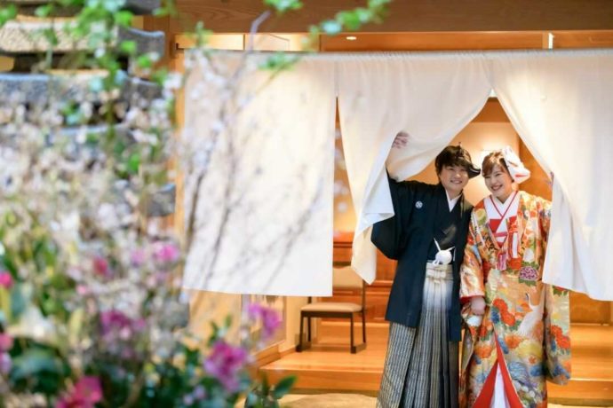 湘南プレミアムWeddingでのれんをくぐる新郎新婦