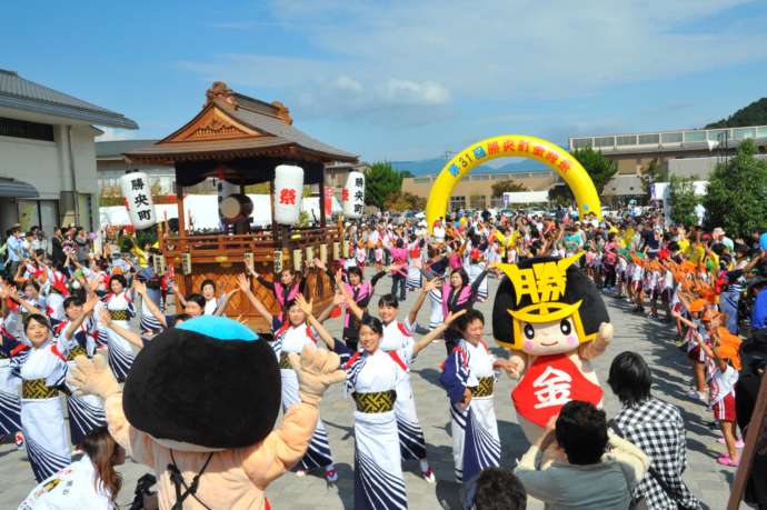 多くの人で賑わう金時祭り