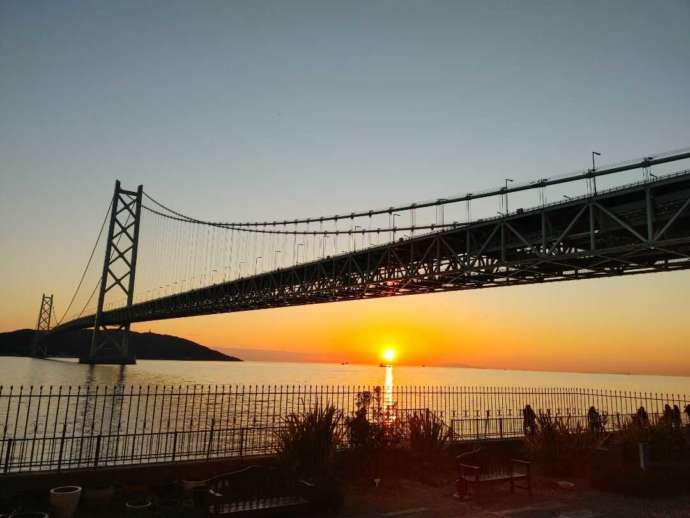 孫文記念館（移情閣）の南庭園から望む明石海峡大橋と夕景（その1）