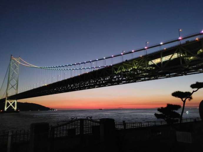 孫文記念館（移情閣）の南庭園から望む明石海峡大橋と夕景（その2）