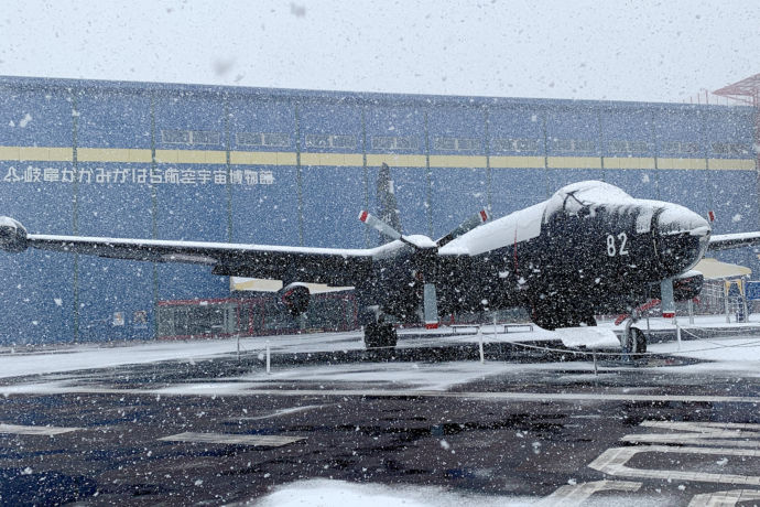 岐阜かかみがはら航空宇宙博物館の雪が降る様子