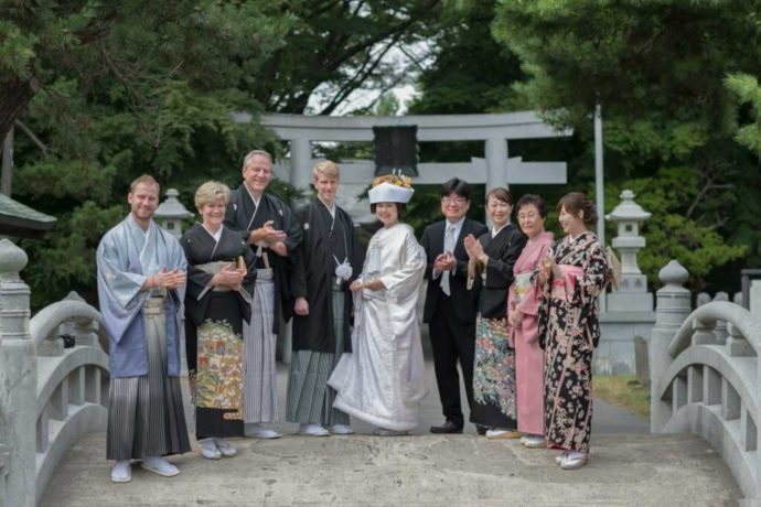 亀田八幡宮の太鼓橋で鳥居を背景に両家そろって撮影した記念写真