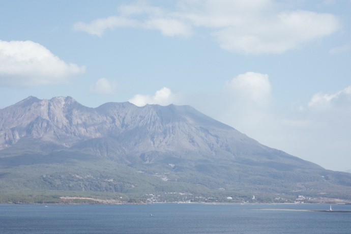 鹿児島サンロイヤルホテルから眺める錦江湾と桜島の風景