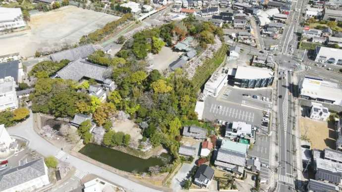 「田原市博物館」が建つ「田原城跡」の全景