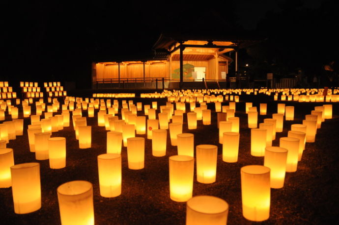 たかさご万灯祭で灯される万灯が並んでいる写真