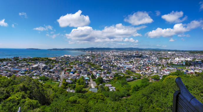 館山湾と市街地の風景