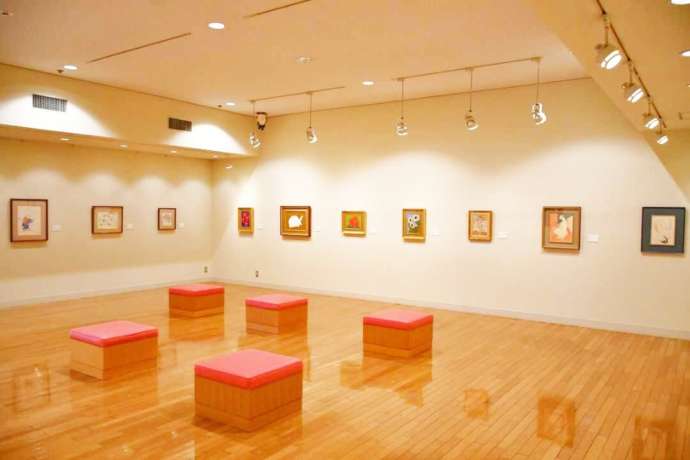 「天童市美術館」2階の展示室内部（村山祐太郎記念・熊谷守一展示室）