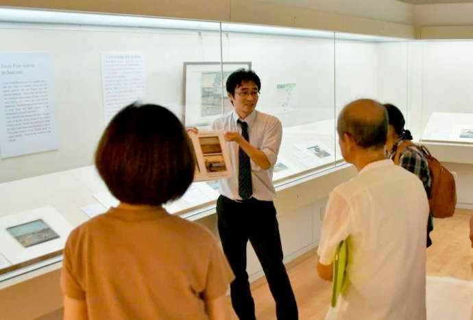 静岡市東海道広重美術館のギャラリートークの様子