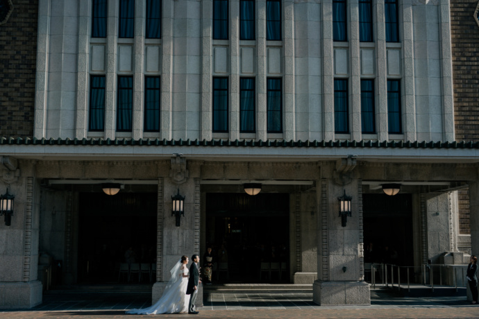 九段会館テラスの建物外観と新婦と新婦の父