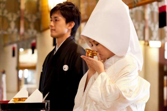 東京都江東区にある「富岡八幡宮」の神前式での三々九度