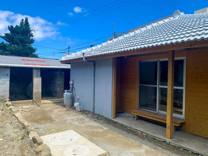 庭付き一戸建ての移住者向け住宅の外観