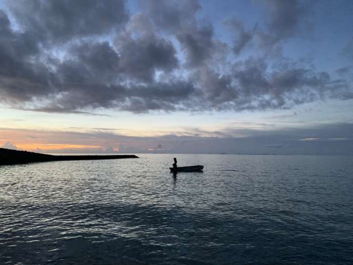 辺土名ビーチの夕暮れの様子