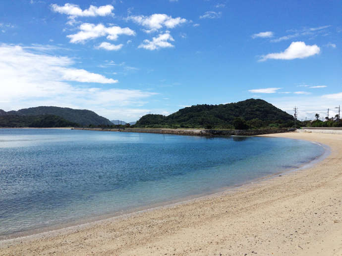 田布施町馬島の青い海と白い砂浜