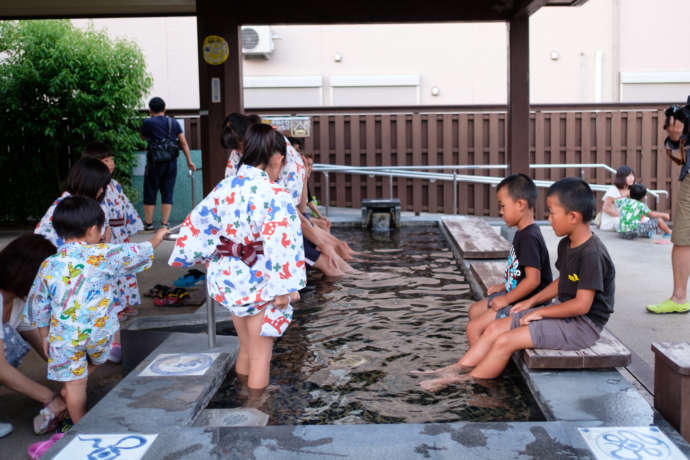 嬉野温泉の足湯には子どもも集います