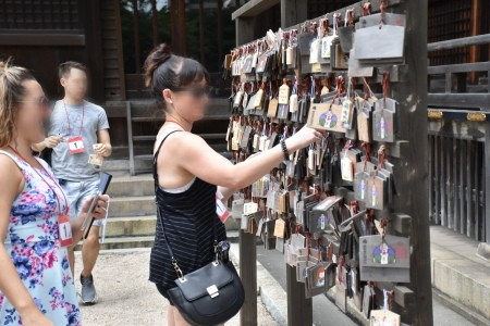 若松惠比須神社に絵馬を奉納している外国人観光客