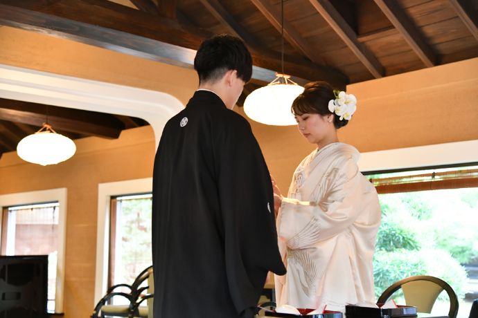 和婚ネットブライダルサロンのリモート結婚式で向き合う新郎新婦