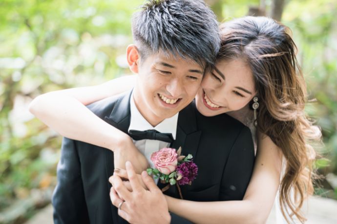 「箱根エレカーサ ホテル＆スパ」のウエディング：新郎を抱きしめる新婦