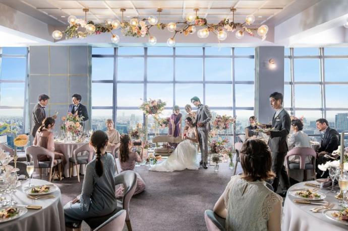 「THE TOWER HOTEL NAGOYA」の披露宴会場内を歩く新郎新婦