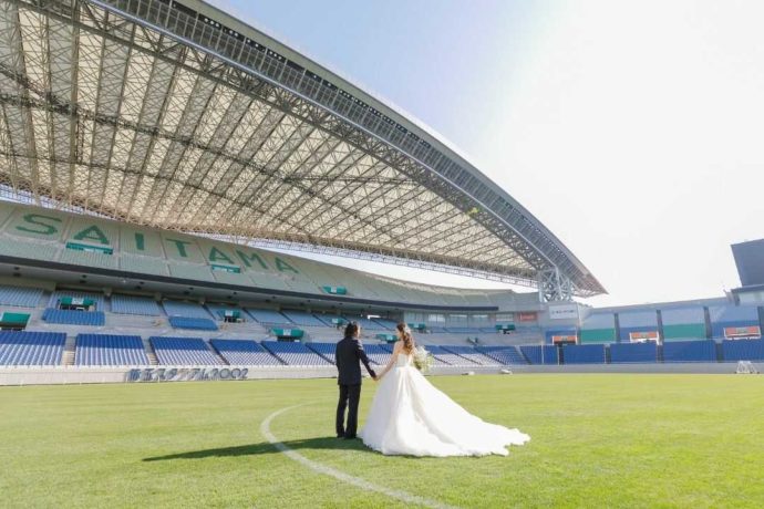 埼玉スタジアムのフィールドに佇む新郎新婦