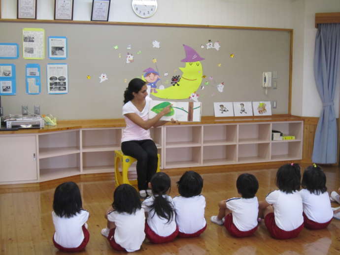 岡山県矢掛町の保育園で行っている外国人講師の授業風景