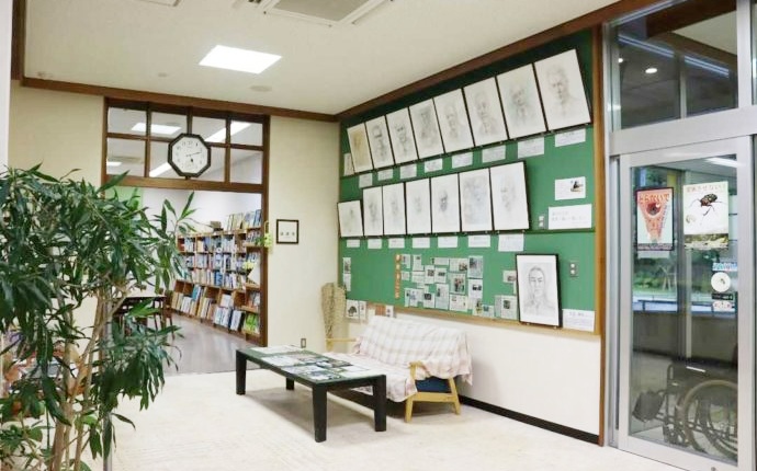 山と水の生活博物館のロビーと図書館の入り口