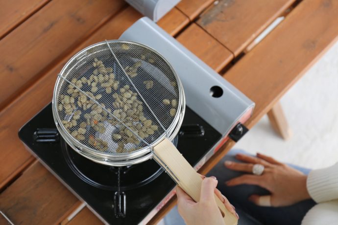 又吉コーヒー園でコーヒーを焙煎している様子