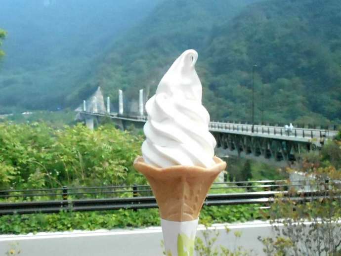 群馬県吾妻郡長野原町にある「道の駅 八ッ場ふるさと館」の浅間高原ソフトクリーム