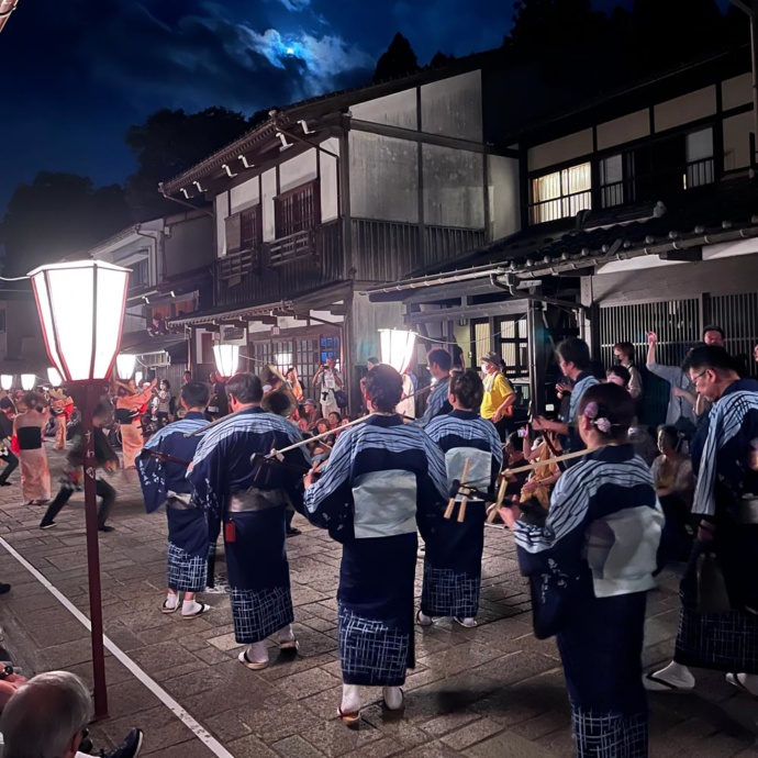 富山市越中八尾エリアの民謡行事「おわら風の盆」のようす