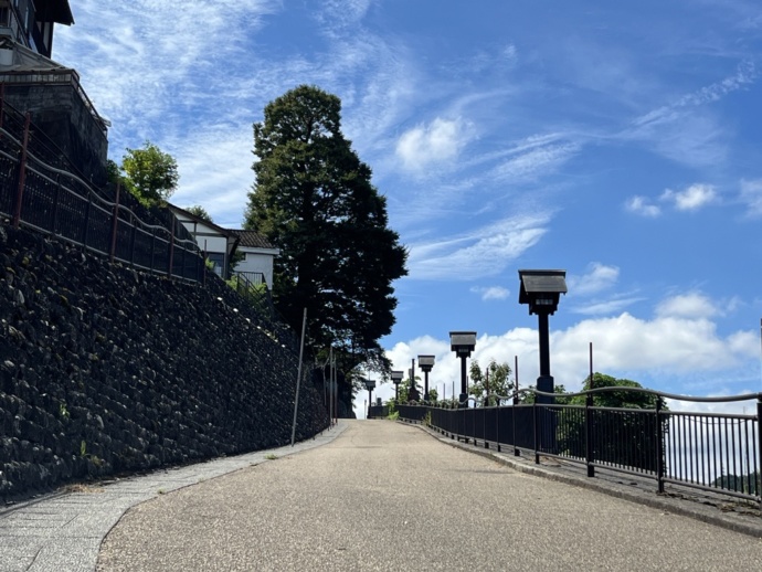 富山市の八尾エリアの禅寺坂で見られる石垣の坂