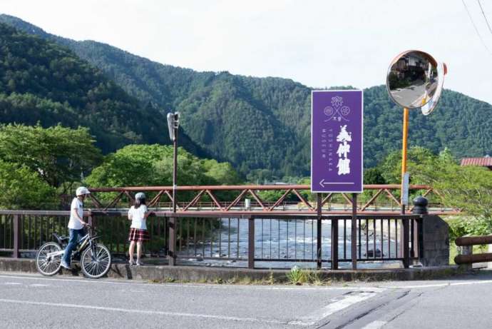 義仲館の屋外風景