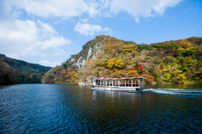 広島県神石高原町にある神龍湖と遊覧船