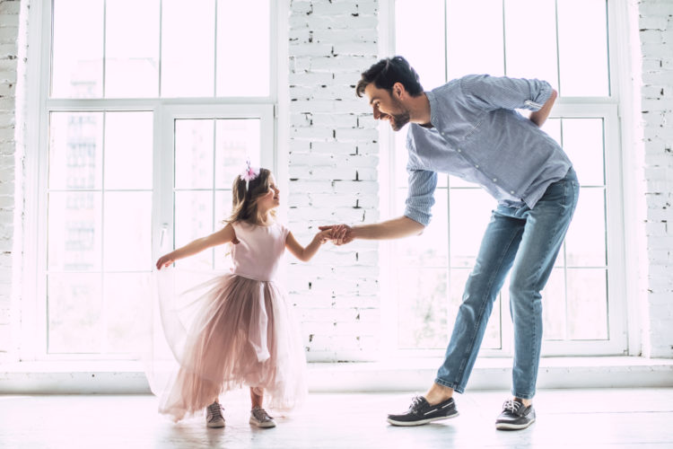 養子縁組をすると、パートナーと子どもが親子になる